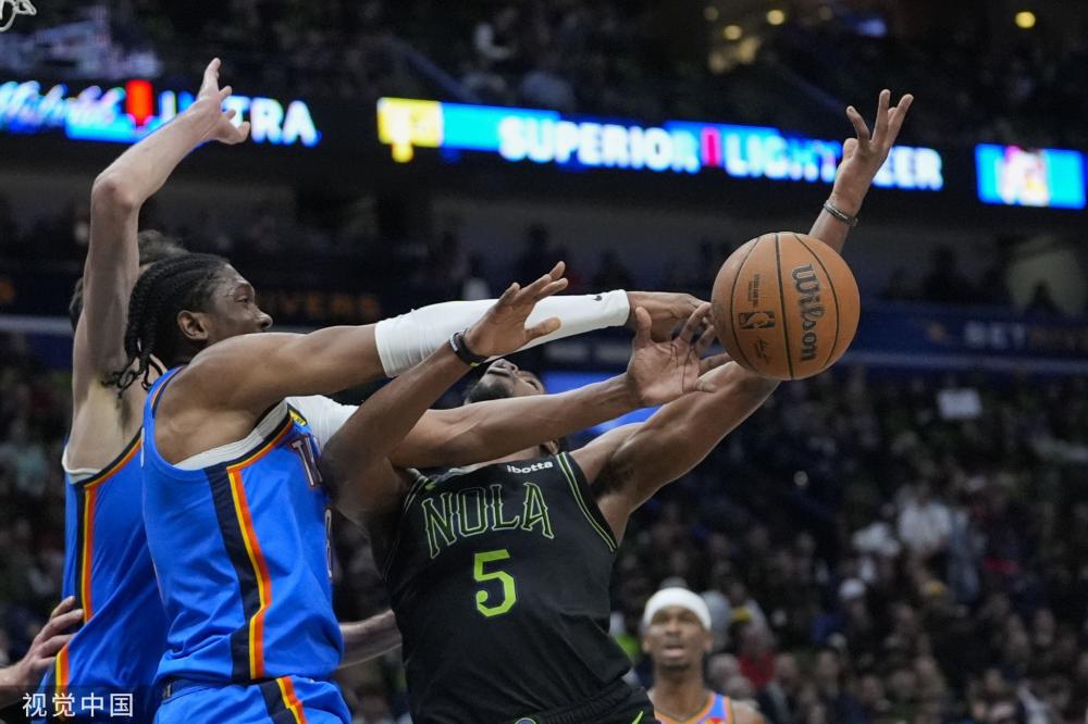 在阿玛德身 在阿玛德身